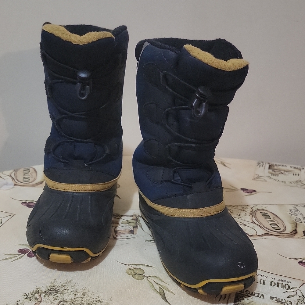 RIPZONE Winter Boots size 2 kids age 8/9 still in good condition
